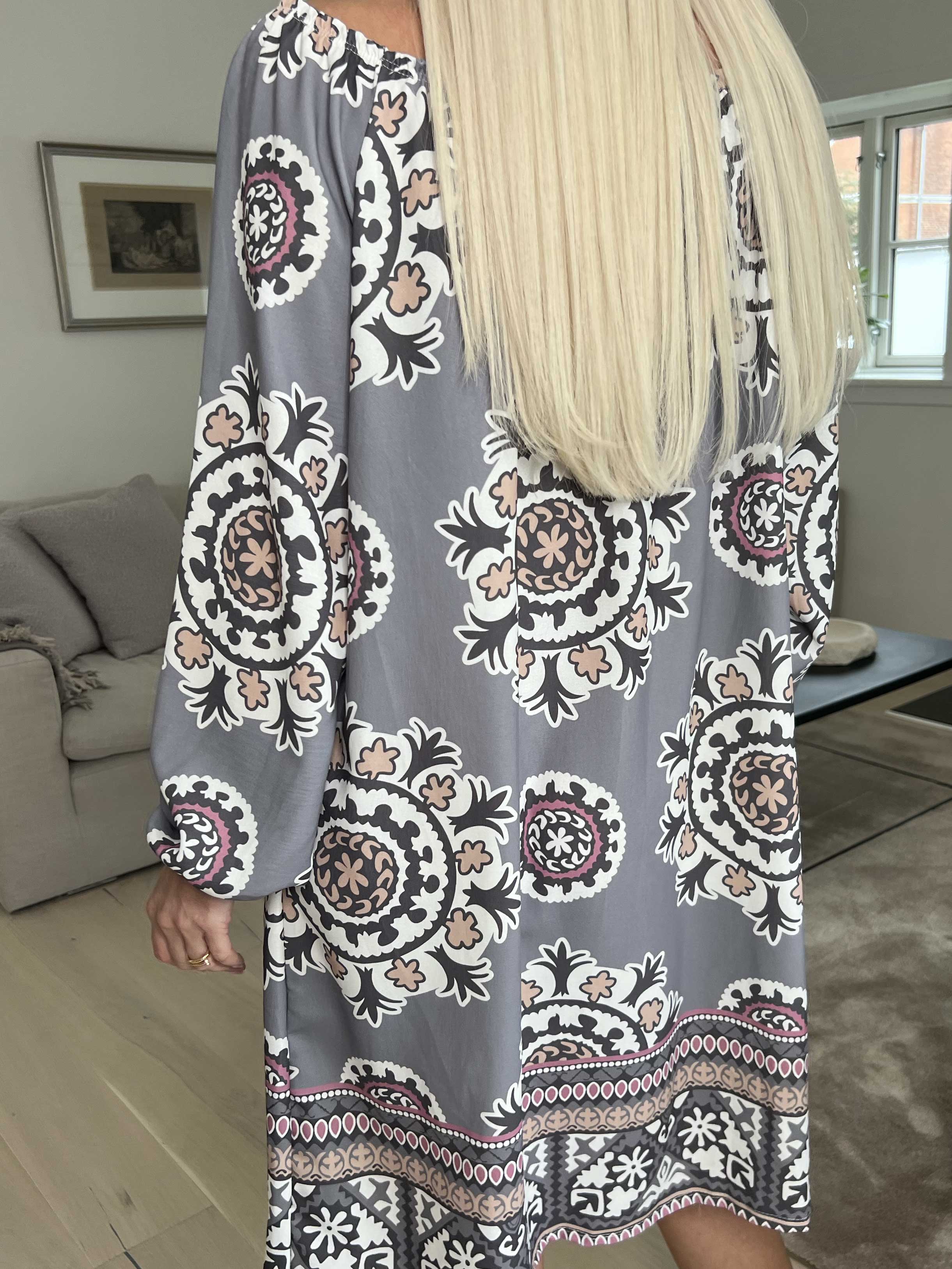 Paulina - Sød langærmet kjole med elastik i udskæringen